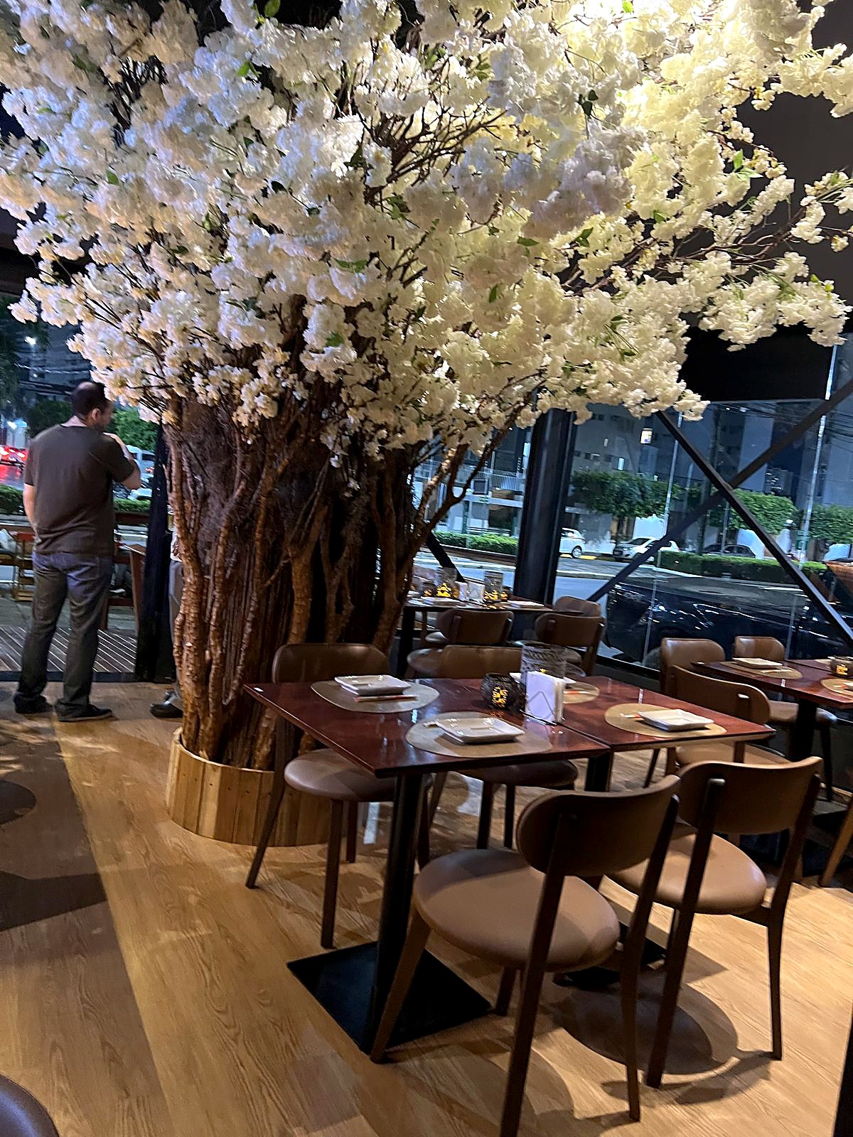 Salão do Saikō: mesa posta sob a cerejeira